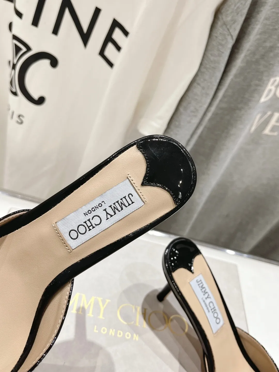 The high version leaves the factory 💰580 JIMMY CHOO*｜JC/Jimmy Zhou 2024ss summer new bow high-heeled slippers. Original last, perfect lines, simple and elegant, thick heels that show temperament on the feet, comfortable and versatile, and can also elongate the legs, make them taller, slimmer and longer. JC is best at girls who are sweet, and it adds seductive sexiness 😍 ✔Fabric: imported cow patent leather ✔Lining: imported crystal sheepskin ✔Sole: Italian genuine leather outsole ✔Heel height: 6.5cm ✔Size: 35-39 (custom-made 40 to 41 non-refundable)